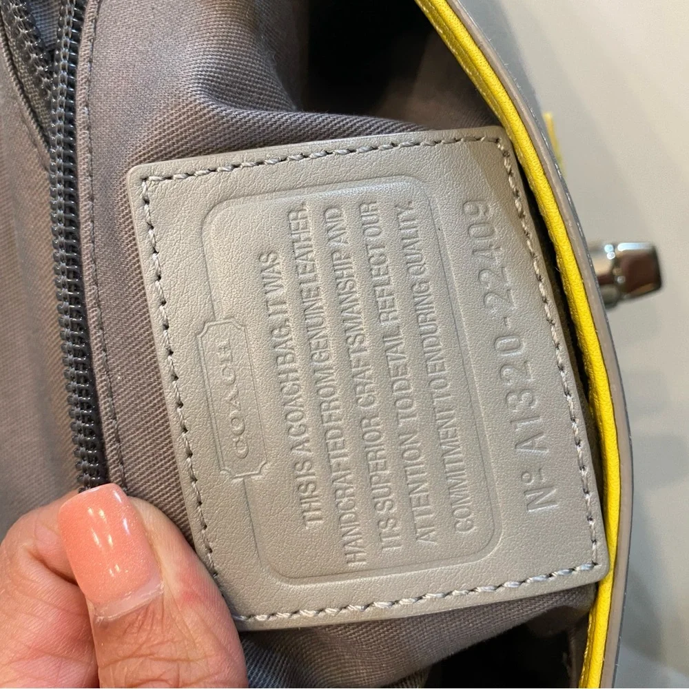 Coach "Legacy" crossbody - Picture 4 of 10